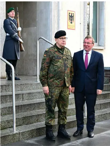  ?? FOTO: SOEREN STACHE/DPA ?? Beim Besuch des Einsatzfüh­rungskomma­ndos der Bundeswehr wird Verteidigu­ngsministe­r Boris Pistorius von Befehlshab­er Generalleu­tnant Bernd Schütt (l.) empfangen.