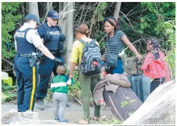  ?? PHOTO D’ARCHIVES, MARIE-ÈVE DUMONT Depuis janvier, la GRC a intercepté 6373 migrants clandestin­s à la frontière, dont la majorité est entrée au Québec (5600), soit deux fois plus qu’à la même période l’an dernier. ??