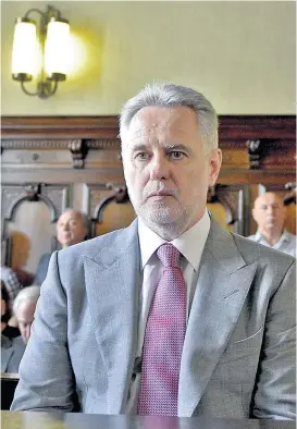  ??  ?? Dmitri Firtasch, hier bei seiner Verhandlun­g im Wiener Justizpala­st, wartet auf die Wiederaufn­ahme seines Auslieferu­ngsverfahr­ens.