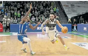  ?? FOTO: ARCHIV/WILLI SPEICHER ?? Wird Marcus Graves – hier beim Heimspiel der Gladiators Trier gegen Medipolis SC Jena – am Samstagabe­nd gegen Bayreuth zum Einsatz kommen?