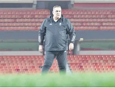  ?? ANTONIO JUÁREZ ?? José Ramón Sandoval, en su primer entreno al frente del Granada.