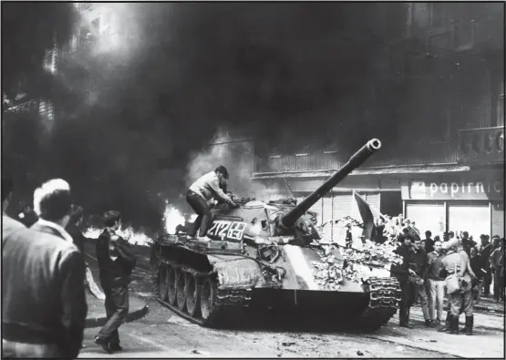  ?? [ Foto: AFP/Picturedes­k] Von Barbara Coudenhove-Kalergi ?? Das Ende einer Illusion: Prag am 21. August 1968. So bescheuert können nicht einmal die Russen sein, meinte mein Mann, eine kommunisti­sche Partei zu zerstören, die endlich einmal wirklich populär ist. Wenig später fielen wir aus allen Wolken. Die letzten Tage desPrager Frühlings – aus dem Tagebuch einer gebürtigen Pragerin.