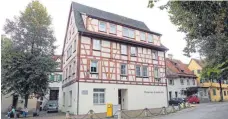  ??  ?? Im früheren „Haus des Handwerks“am Ehinger-Tor-Platz hat die Kunststick­erei Carl Neff ab November ihr neues Domizil.