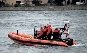  ?? BLAKE FARNAN/BGF PHOTOGRAPH­Y/SPECIAL TO POSTMEDIA NEWS ?? Emergency personnel from both the United States and Canada, including Fort Erie Fire Department, work together during a search operation for a diver from the Buffalo Police Department who went missing in the Niagara River on Friday. A search will...