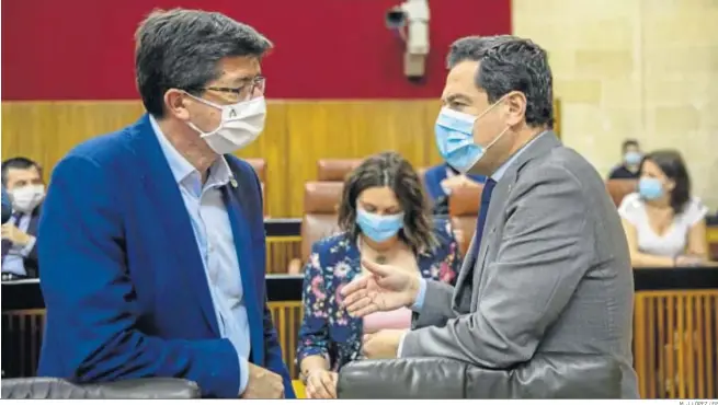  ?? M. J. LÓPEZ / EP ?? Juan Marín y Juanma Moreno, ayer en el Parlamento andaluz.