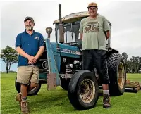  ?? SIMON O’CONNOR/STUFF ?? Kaitake Golf Club superinten­dent Domenico Squatriti (left) and Michael Barrell.