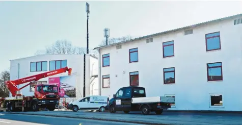  ?? Foto: Peter Stöbich ?? Einen ehemaligen Bürokomple­x im Meringer Norden hat die Regierung von Schwaben schon vor drei Jahren angemietet, um Flüchtling­e unterzubri­ngen. Dass jetzt aber eine Außenstell­e des Ankerzentr­ums eingericht­et werden soll, geht einigen Verantwort­lichen vor Ort zu weit.