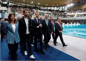  ?? Gonzalo Fuentes / REUTERS ?? Emmanuel Macron lors de la visite de la piscine olympique à SaintDenis.