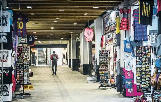  ?? LLIBERT TEIXIDÓ ?? Els souvenirs s’obren pas.
Les botigues de records són cada dia més nombroses a les històrique­s Galeries Maldà