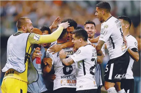  ??  ?? Os jogadores do Corinthian­s esperam celebrar hoje o sétimo título do clube com uma vitória ante o Fluminense