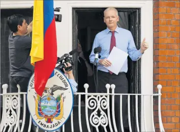  ?? [ Reuters ] ?? Öffentlich­e Auftritte auf dem Balkon: Wikileaks-Gründer Assange in der ecuadorian­ischen Botschaft.