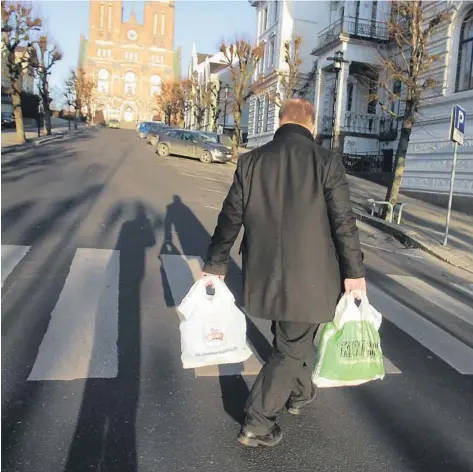  ?? ARKIVFOTO: TORE SVARVERUD ?? BLI MER MILJØVENNL­IG: En miljøbevis­st forbruker bør blant annet unngå all unødig bruk av plast, inkludert baereposer, skriver forfattere­n av leserinnle­gget.