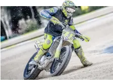  ??  ?? Valentino Rossi, 41 anni, si allena nel ranch di Tavullia