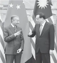  ?? — Gambar Bernama ?? PERTEMUAN MESRA: Tun Dr Mahathir (kiri) berbual dengan Li pada Majlis Sambutan Rasmi di Great Hall of The People di Beijing semalam.