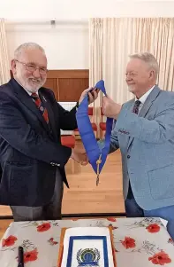  ?? ?? Handover John Mitchell, right, receiving the president’s medallion from Jim Ballantyne, now immediate past-president