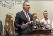  ?? CHRISTINE STUART — CTNEWSJUNK­IE ?? State Rep. Derek Slap and his two daughters attend a news conference.