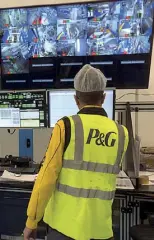  ??  ?? Al lavoro Un operaio nello stabilimen­to di Pomezia