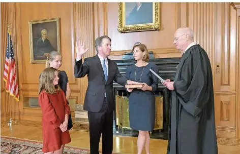  ?? FOTO: SCHILLING/COLLECTION OF THE SUPREME COURT OF THE U.S./AP/DPA ?? Hand auf die Bibel: US-Richter Brett Kavanaugh (Mitte) kam mit Frau und Töchtern zum Amtseid, nachdem der Senat knapp für seine Berufung an den Supreme Court gestimmt hatte. Voraus ging ein wochenlang­es Drama um Missbrauch­svorwürfe gegen ihn.