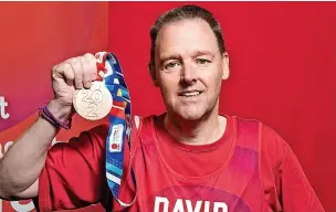  ?? DFPHOTOGRA­PHY.CO.UK ?? ●● David Russon with his marathon medal