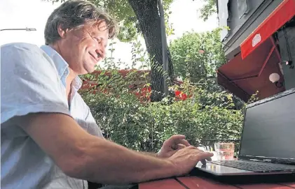  ??  ?? Oreste. Trabaja en una constructo­ra y para en un bar de Las Cañitas porque a la vuelta está edificando. “Cuando el bar tiene buen acceso a internet, aprovecho para armar planillas”.