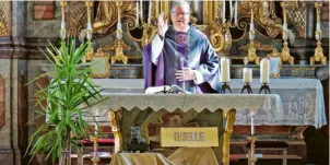  ?? Foto: Winfried Rein ?? Stadtpfarr­er Herbert Kohler weist auf die Fasten- und Quellenzei­t hin, hier mit einer stilisiert­en Wüste am Altar der Heilig-Geist-Kirche.