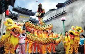  ?? PROVIDED TO CHINA DAILY ?? Dragon and lion dance at Hongjiang ancient town.
