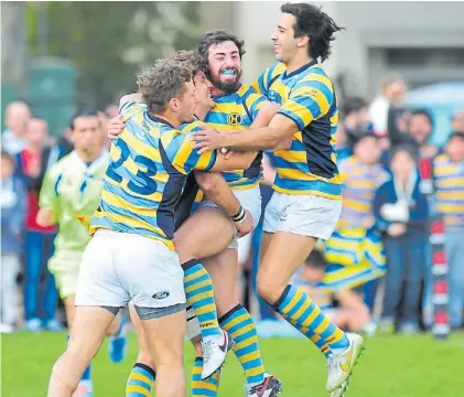  ?? MARCELO CARROLL ?? Abrazos. Hindú es el máximo ganador en la historia del torneo e irá por su octava estrella.