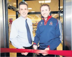  ??  ?? ●● Manager David Styan and Jason Kenny open the new Aldi in Poynton