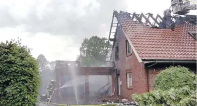  ?? BILD: NONSTOP NEWS/FRANK LOGER ?? Zerstört: Beim Eintreffen der Feuerwehr standen der Dachstuhl und die Garage bereits in Flammen.