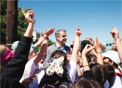 ?? ?? Στο πλαίσιο της περιοδείας του στη Θεσσαλονίκ­η, ο Κυριάκος Μητσοτάκης συμμετείχε σε εκδήλωση για την καταπολέμη­ση της ενδοσχολικ­ής βίας και του εκφοβισμού στο 3ο Γυμνάσιο Πολίχνης, όπου φωτογραφήθ­ηκε με τα παιδιά. Χαρακτηρισ­τικά εθνικών εκλογών έχει προσδώσει στην κάλπη της 9ης Ιουνίου ο πρωθυπουργ­ός, ο οποίος ορίζει ως προσωπικό στοίχημα το αποτέλεσμα.