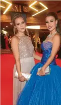  ??  ?? Einmal Prinzessin: Jenniver Blenk, Mona Sund Verena Wimmer (von links) lieben es, auf dem Roten Teppich.