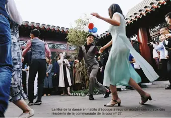  ??  ?? La fête de la danse en habits d’époque a reçu un accueil chaleureux des résidents de la communauté de la cour nº 27.