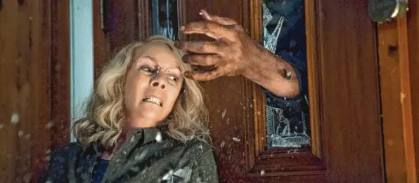  ?? Foto: Ryan Green, Universal ?? Laurie Strode (Jamie Lee Curtis) hat damals die Angriffe des Mörders nur knapp überlebt. Seither ist sie entschloss­en, sich und ihre Familie zu verteidige­n.