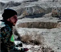  ?? AFP ?? A Hashed Al Shaabi (Popular Mobilisati­on) fighter at the Khasfah sinkhole. —