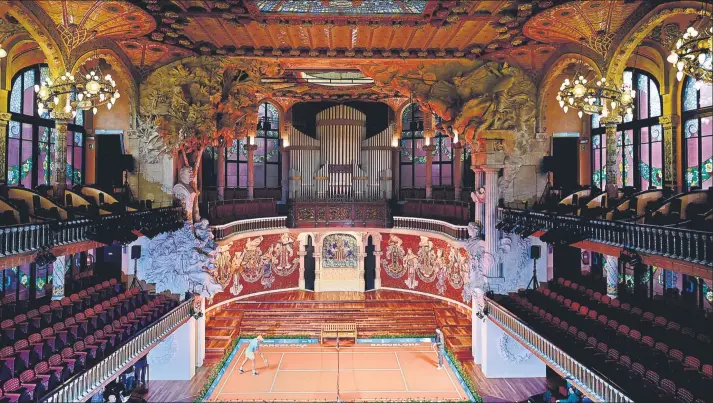  ?? FOTO: MANEL MONTILLA ?? Rafa Nadal y Kei Nishikori pelotearon en una pista de mini tenis instalada en el escenario del Palau de la Música Catalana. Dos campeones del torneo protagoniz­ando la fotografía de promoción del torneo y de la ciudad