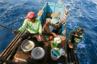  ??  ?? Fishermen use the stern as a dining area, bedroom and, sometimes, a bar.