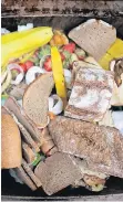  ?? FOTO: DPA ?? Brot, Bananen, Erdbeeren – viele Lebensmitt­el landen im Müll.