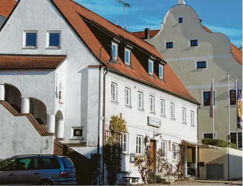  ?? Archivfoto: Claus Braun ?? Dieses Gebäude in Thierhaupt­en, in dem viele Jahre das Restaurant Abt Caspar untergebra­cht war, steht nun zum Verkauf.