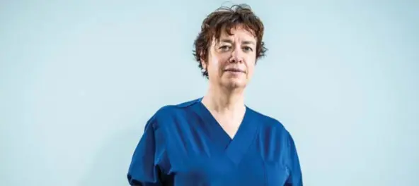  ?? FOTO RAYMOND LEMMENS ?? Dokter Margot Vander Laenen staat aan het hoofd van de dienst intensieve zorgen van het ZOL. “Er liggen overal voetbaltoe­ters, want door al dat beschermin­gsmateriaa­l hoort soms niet iedereen het reanimatie-alarm.”