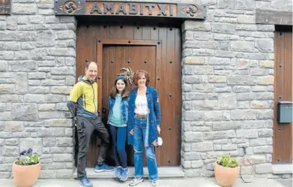  ??  ?? Alegría de Javi García, Kattalin Meguregui y Kati Urzainki en la puerta de su casa de Burgui.