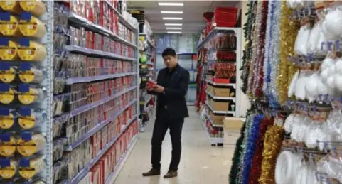  ?? FOTO MARK DREESEN ?? Yin Qiaofeng in de eerste X-Market van België in Dilsen-Stokkem. “Dit winkelconc­ept komt uit Italië, niet uit China”, lacht hij.