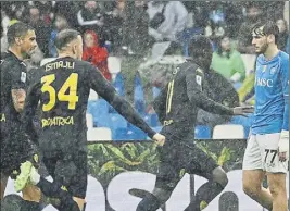  ?? Foto: EFE ?? El Empoli celebra el gol de Kovalenko en presencia de Kvaratskhe­lia