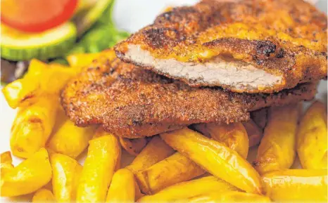  ?? FOTO: SZ-ARCHIV ?? Aufgrund der Corona-Einschränk­ungen kann „Geyer Food“in Bad Waldsee derzeit kaum Pommes, Schnitzel oder frische Salate an Restaurant­s und Betriebe in der Region ausliefern.