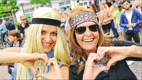  ?? BILD: DITTRICH ?? Stehen auf Oldenburg und den Einkauf in der Fußgängerz­one: Anastasia und Kristina bei der Jubiläumsf­eier.