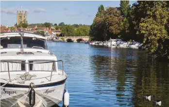  ??  ?? Henley Bridge and St Mary’s Church