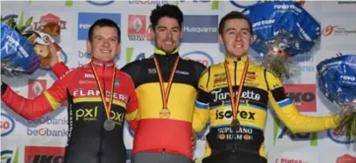  ?? FOTO BELGA ?? Ingmar Uytdewilli­gen (rechts) op het BK-kampioen naast de nieuwe (en oude) kampioen Vincent Baestaens en Kenneth Vancompern­olle.