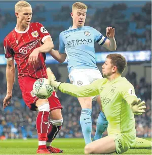  ?? Picture: Getty Images. ?? Bristol City’s Frank Fielding and Horour Magnusson combine to keep out Kevin De Bruyne on this occasion.