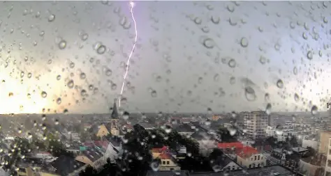  ?? BILD: TORSTEN VON REEKEN ?? Glückliche Lage: Auch in Oldenburg gibt es Unwetter. Aber sie treten im Vergleich zu anderen Kommunen in Niedersach­sen seltener auf und verursache­n weniger Schäden als im Rest des Landes.