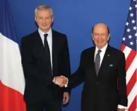  ?? FOTO AFP ?? Amerikaans handelsmin­ister Wilbur Ross (rechts) was gisteren zelf nog in Parijs, maar onderhande­lingen leverden niets meer op.