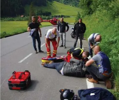  ?? FOTO RR ?? Onbeweegli­jk, in een rare hoek, ligt het lichaam van Dave Van Herck op het asfalt. Iets verder op de pas staat de helikopter al klaar om hem weg te brengen.